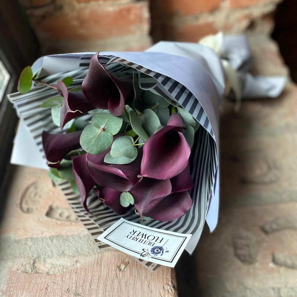 Букет из 9 черных калл с эвкалиптом в упаковке 